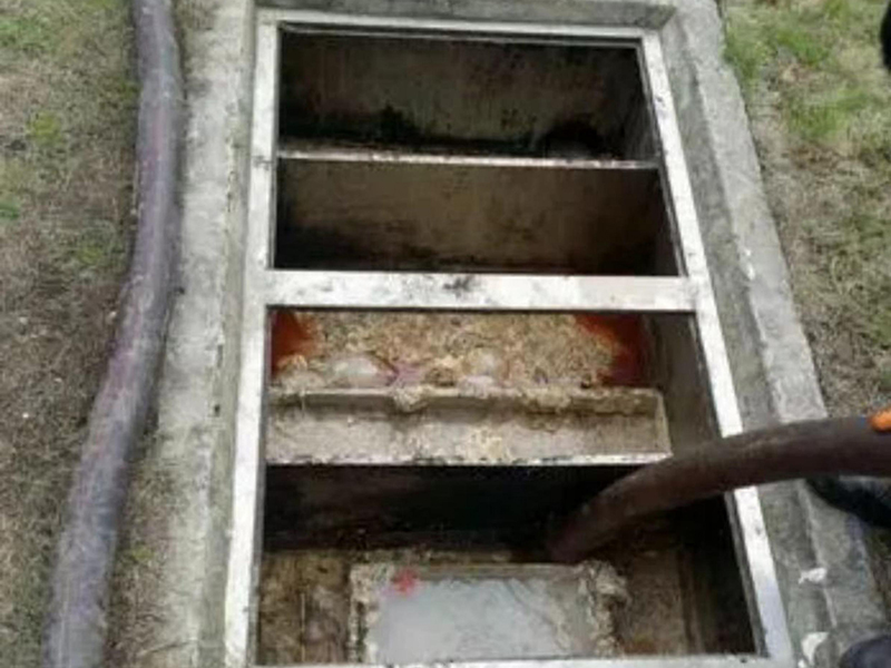 张港镇隔油池清理