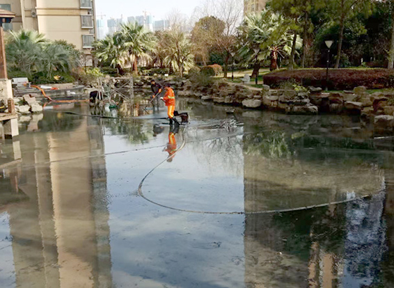 张港镇景观池淤泥清理