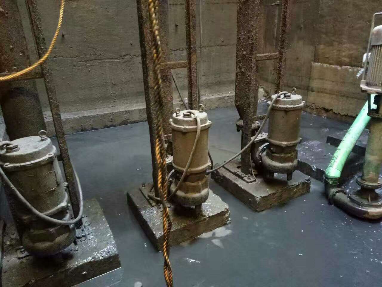 张港镇污水池清理