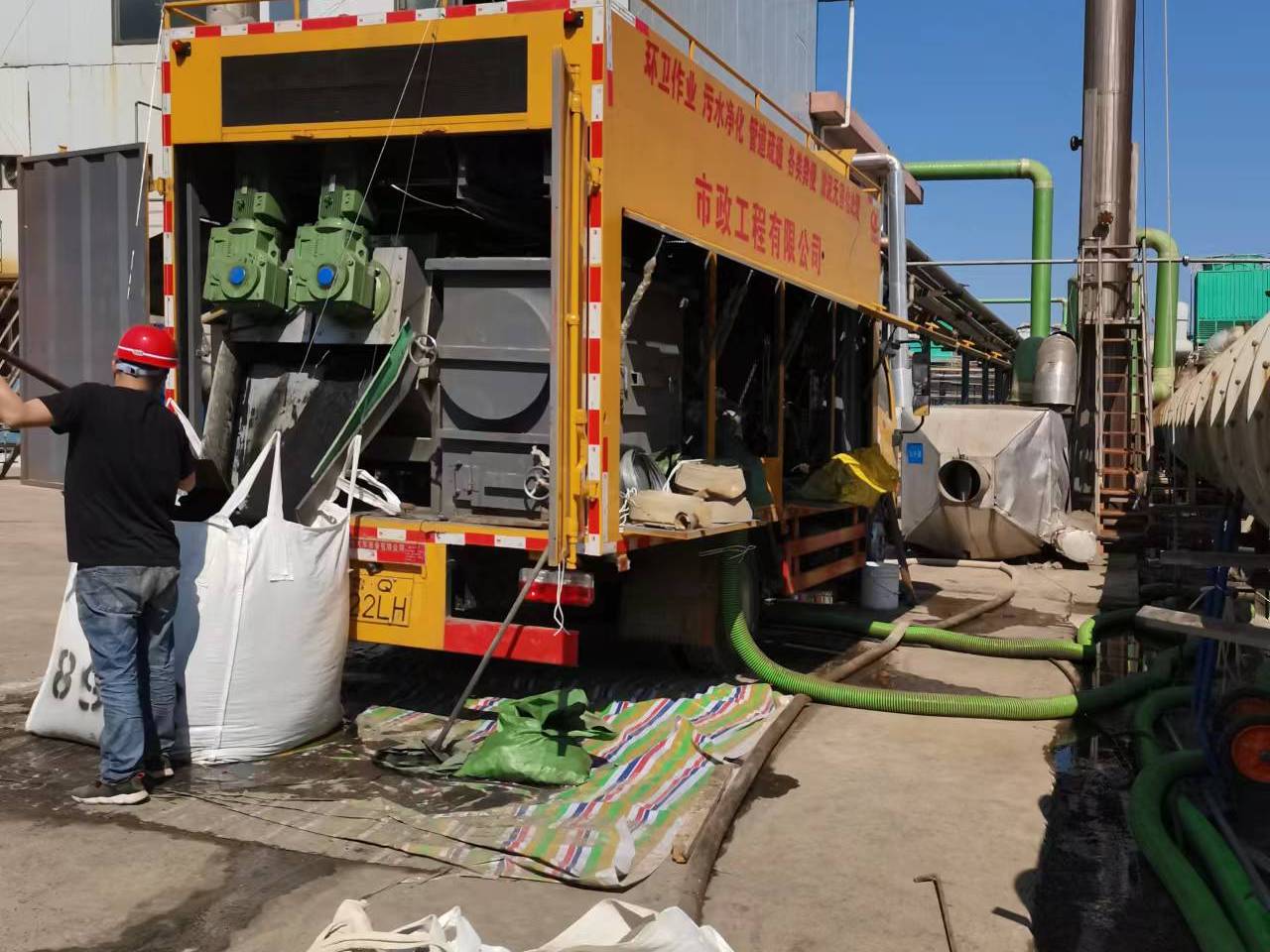 张港镇淤泥压干处理