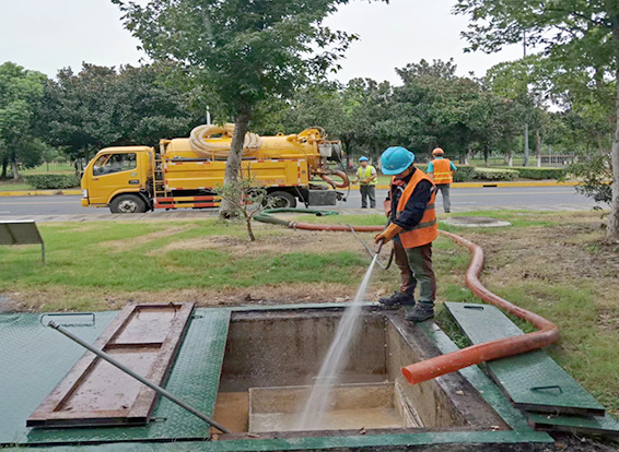 张港镇化油池清理