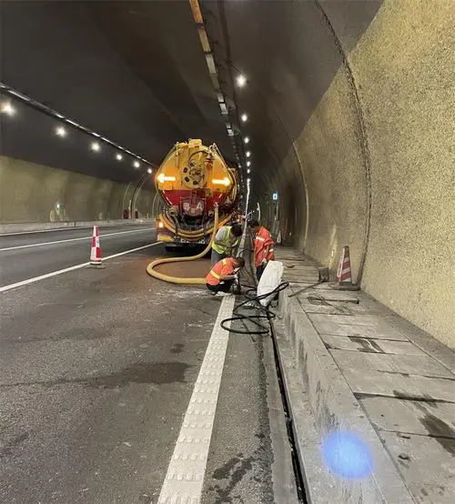 张港镇隧道排水渠清淤